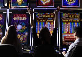 bagan7 net တိုက်ရိုက် ကာစီနို Baccarat live dealer ဒိုင်လာ ကာဒ်ဖွင့်နေသောမြင်ကွင်း
